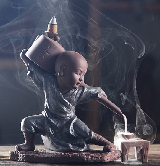 Fuente de humo invertido con figura de monje tibetano
