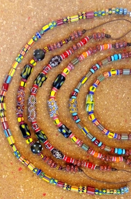 Cuentas africanas y piezas para pulseras artesanales en Go Natura Manizales