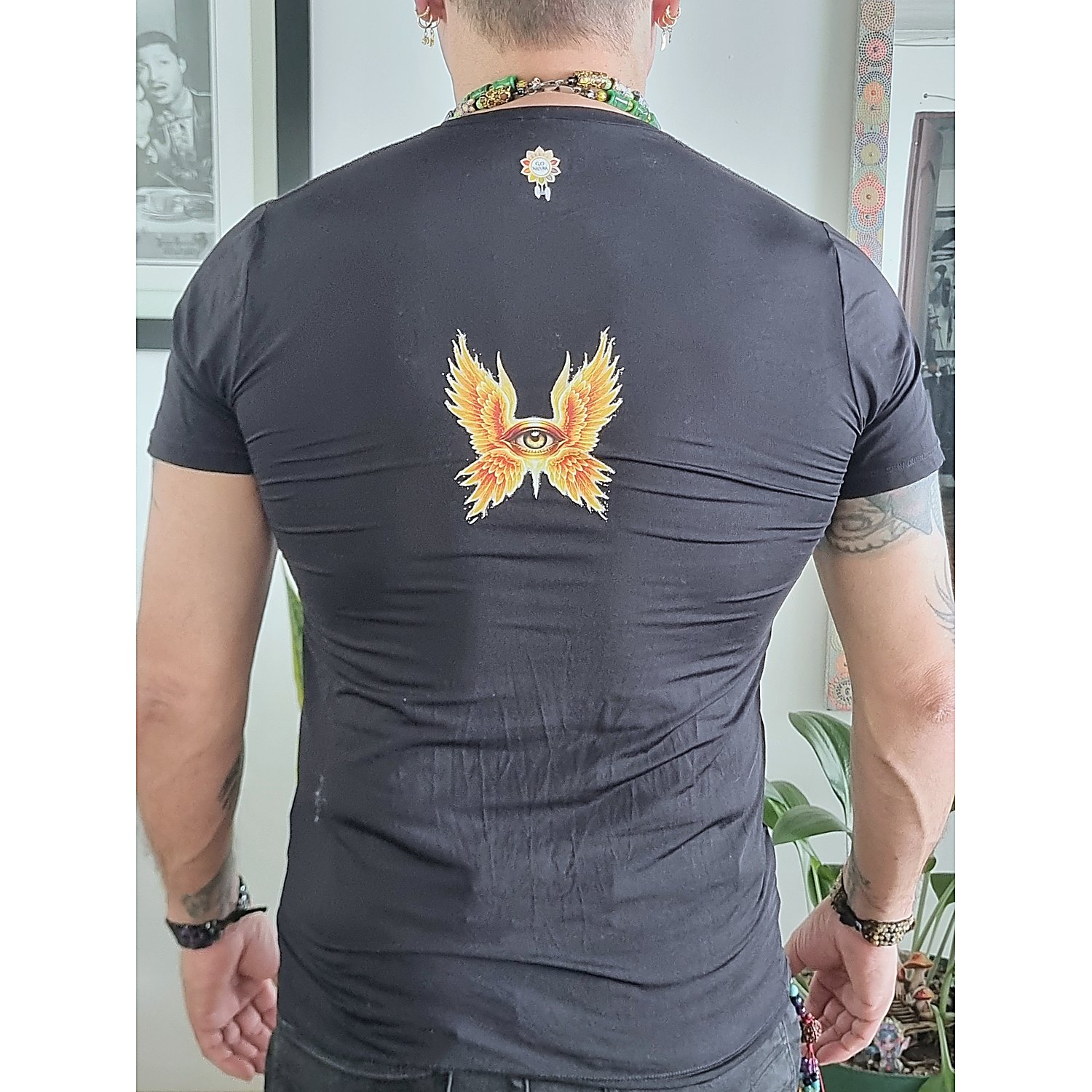 Camiseta Ojo que Todo lo Ve con Alas de Fuego. Go Natura, Manizales.