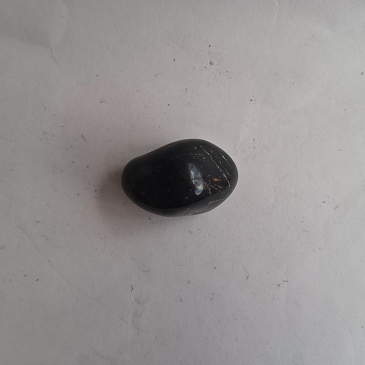 Ónix negro pulido, canto rodado de 5 x 3 cm. Go Natura, Manizales.